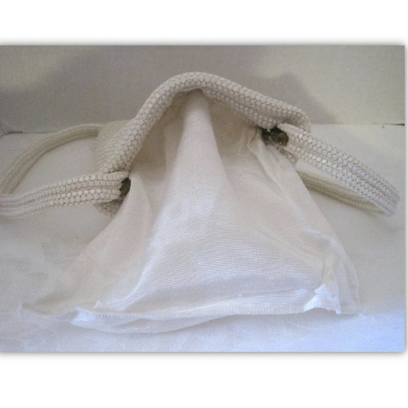 Vintage Lumured Handbag Ivory Cream Off White Mesh Evening Bag
Purse - Picture 13 of 13
